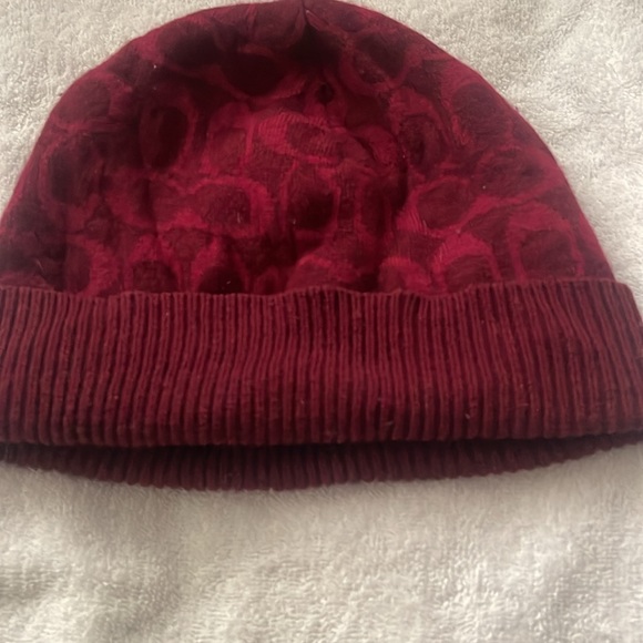 Coach Signature Beanie. Color: Burgundy - Picture 7 of 8